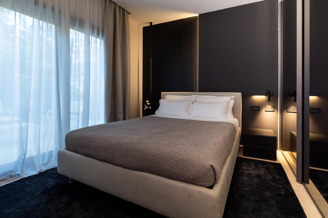 Luxury King-size bed with Premium Linen and comfortable pillows